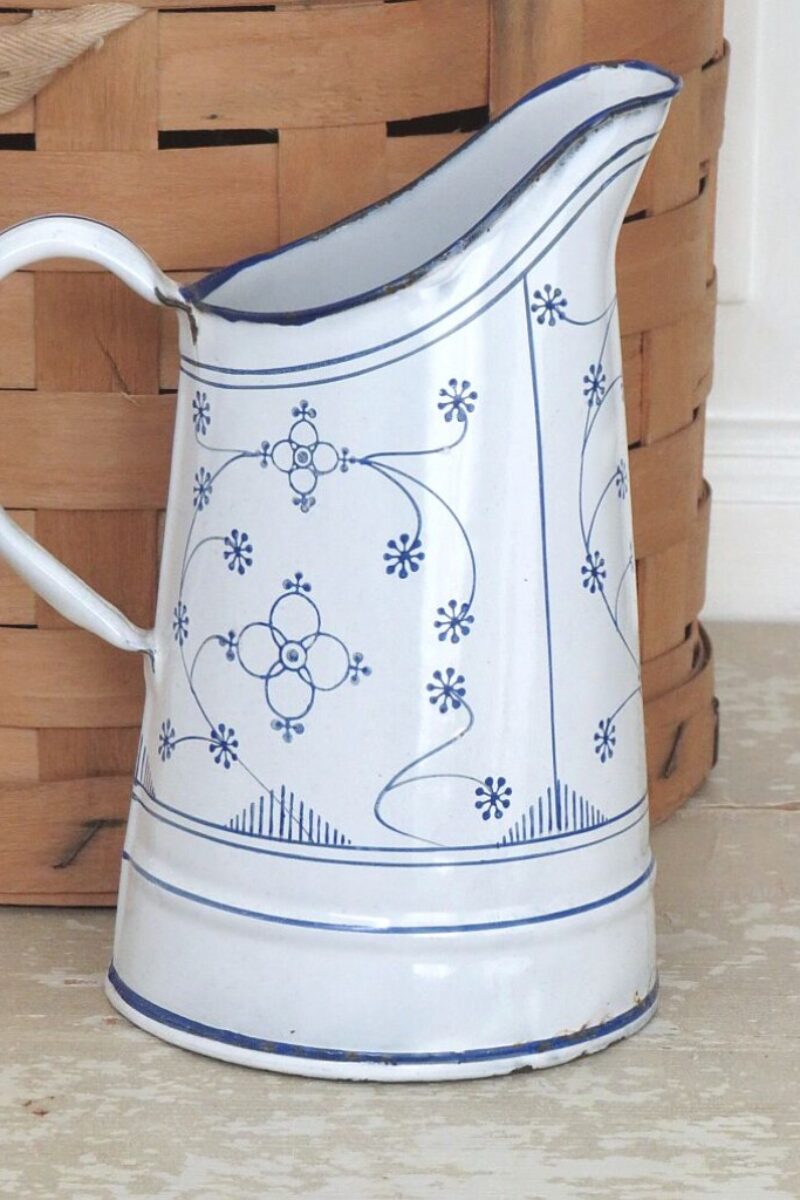 Emaille kan - Saksisch wit/blauw