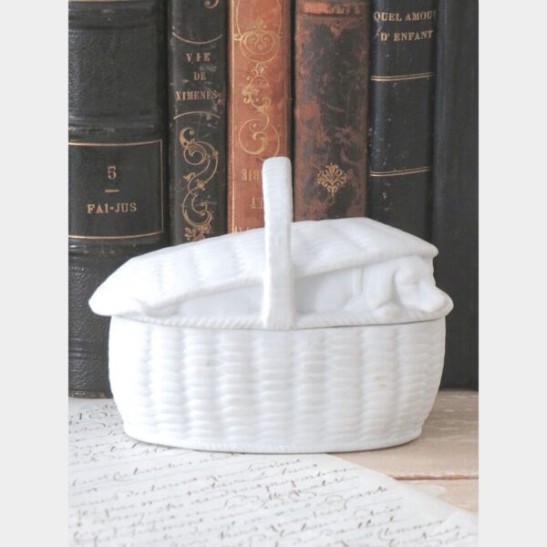 Oud sieradendoosje "Hondje in mand"
