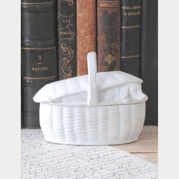 Oud biscuitdoosje "Hondje in mand"