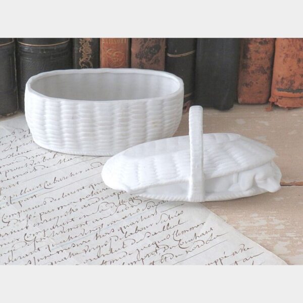 Oud biscuitdoosje "Hondje in mand"