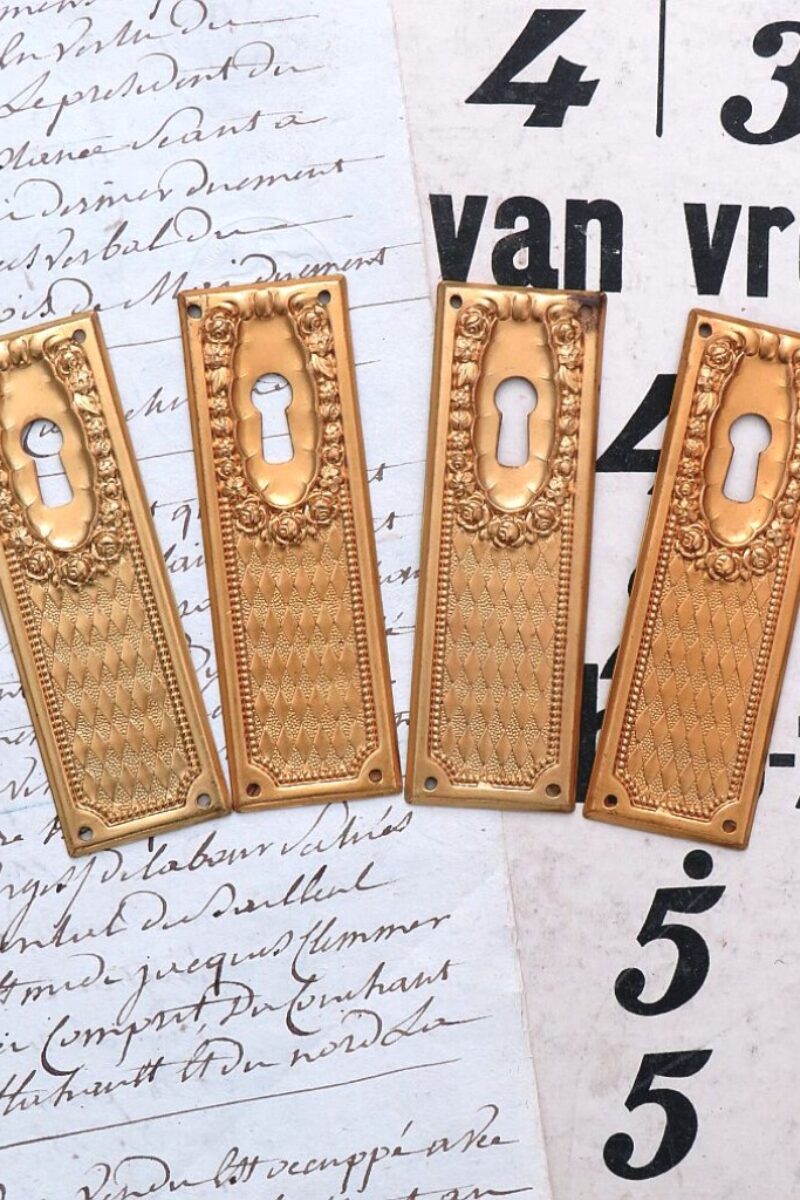 Oud messingkleurig sleutelplaatje "Rozen"