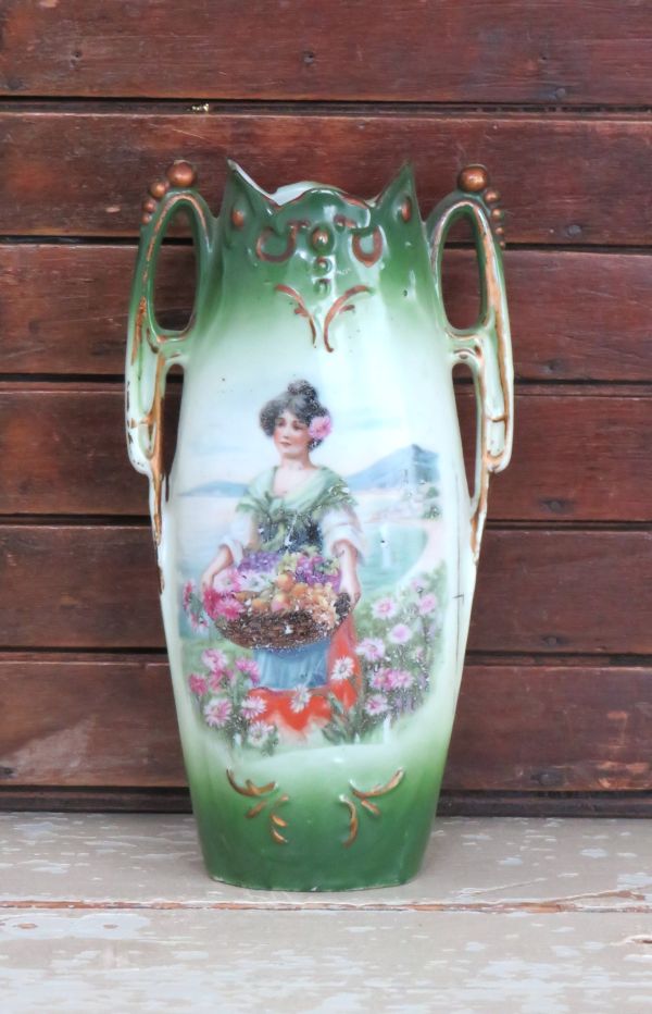 Art-Nouveau vaasje "Dame met bloemenmand"