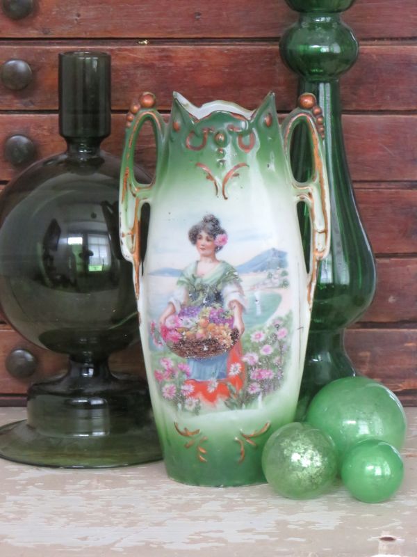 Art-Nouveau vaasje "Dame met bloemenmand"