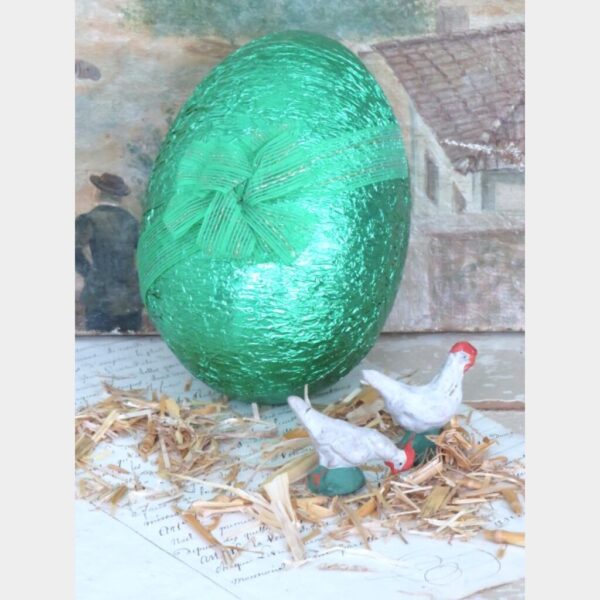 Oude groene candycontainer "Paasei met strik"