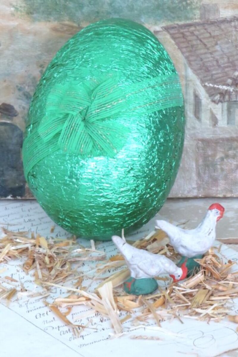 Oude groene candycontainer "Paasei met strik"