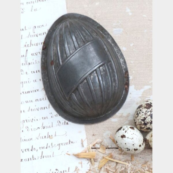 Antieke chocoladevorm " Gestreept paasei met etiket" No. 6108