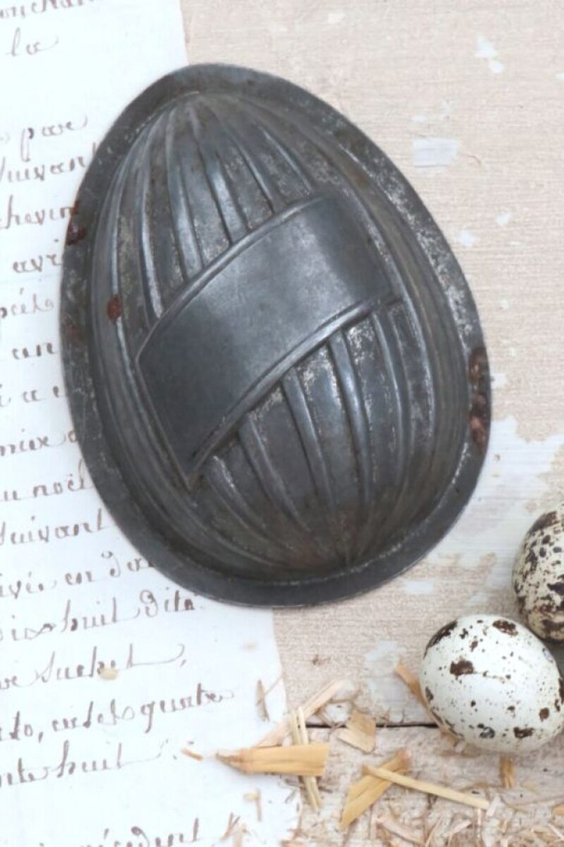 Antieke chocoladevorm " Gestreept paasei met etiket" No. 6108