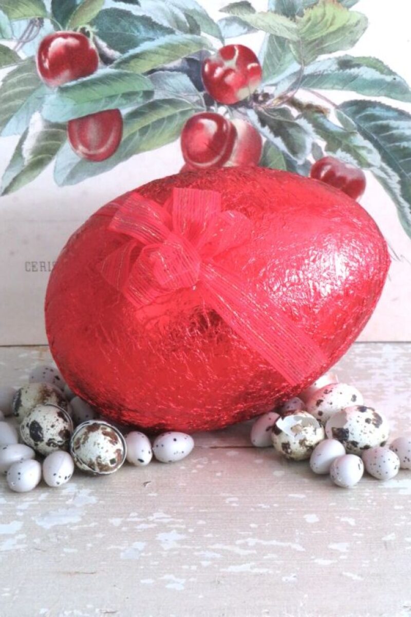 Oude rode candycontainer “Paasei met strik”