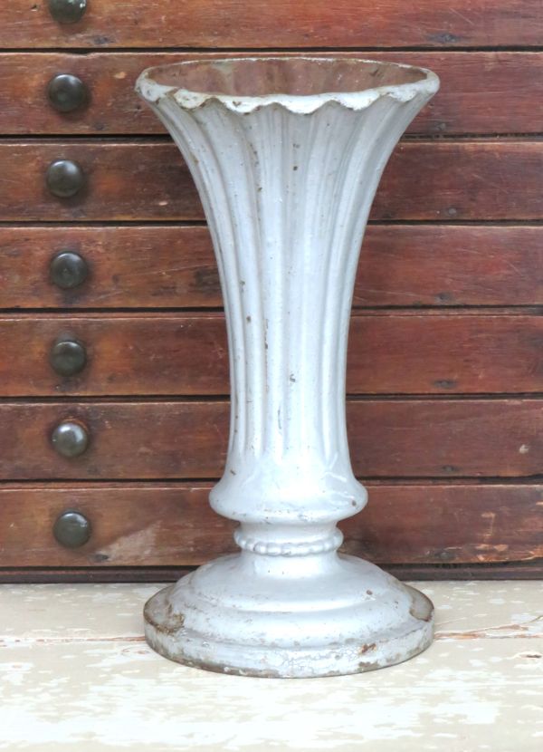 Antiek gietijzeren tuinvaasje