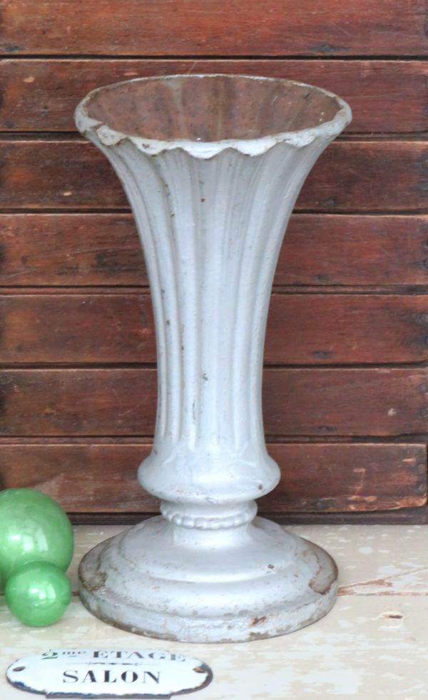 Antiek gietijzeren tuinvaasje