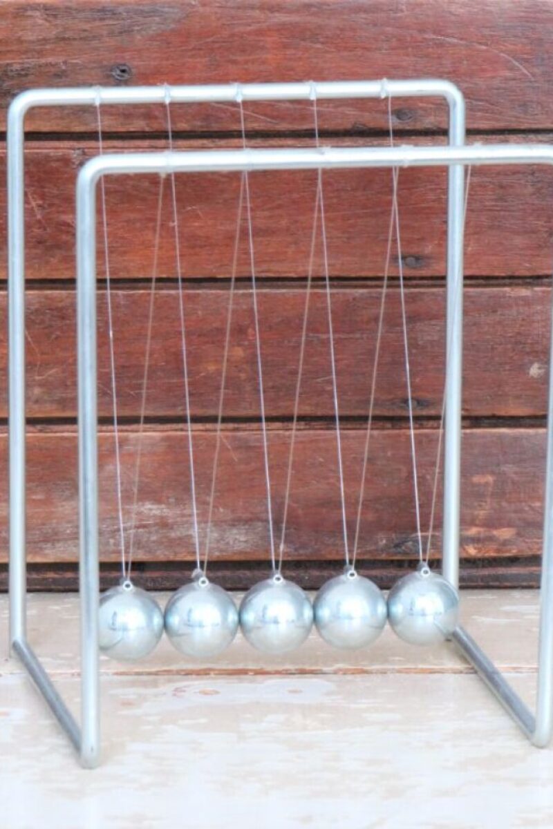 Vintage bureaudecoratie "Newton-ballen"