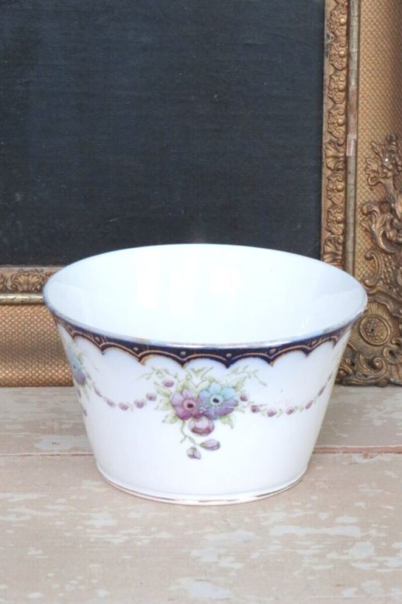 Oud porseleinen schaaltje