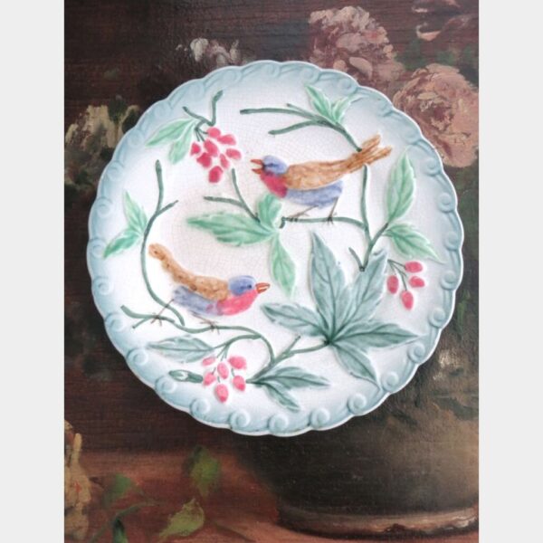 Set (2 stuks) antieke Franse barbotine borden "Vogels & bessen" 19e eeuw