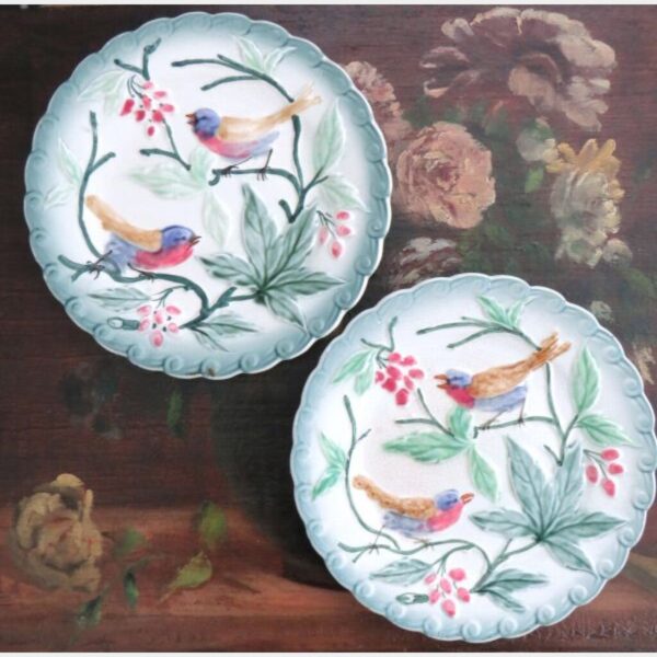 Set (2 stuks) antieke Franse barbotine borden "Vogels & bessen" 19e eeuw