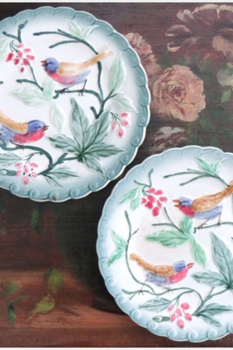 Set (2 stuks) antieke Franse barbotine borden "Vogels & bessen" 19e eeuw