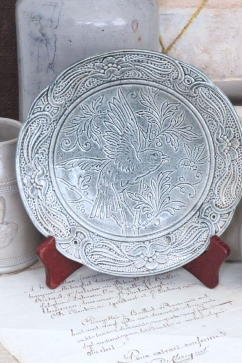 Oud Frans Majolicabord "Vogel,bessen & insect"