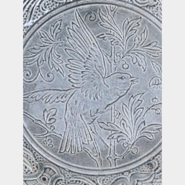 Oud Frans Majolicabord "Vogel,bessen & insect"