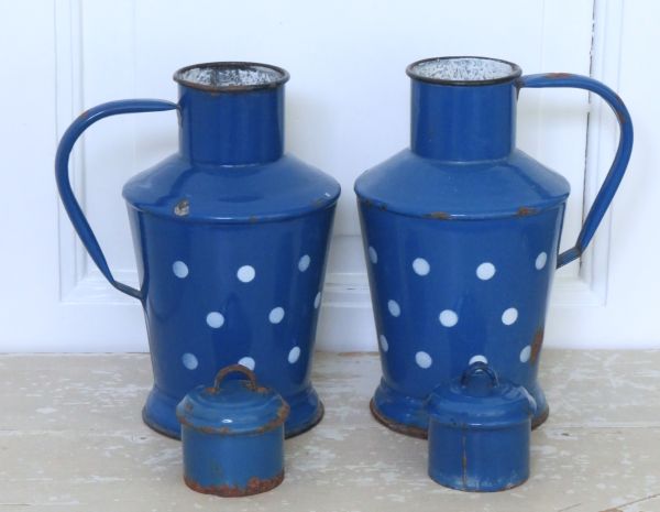 Oude emaille water-/ melkkan “Polkadots blauw”ca. 1950