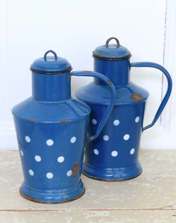 Oude emaille water-/ melkkan “Polkadots blauw”ca. 1950