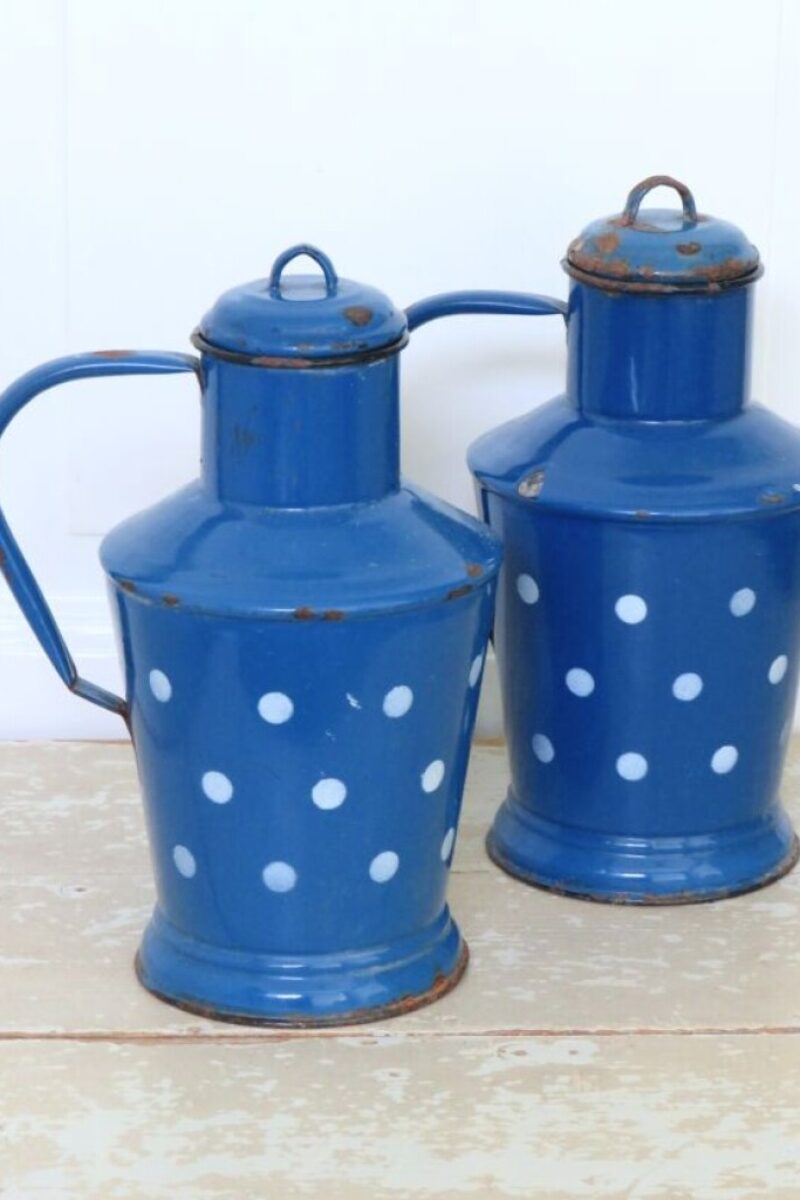 Oude emaille water-/ melkkan “Polkadots blauw”ca. 1950