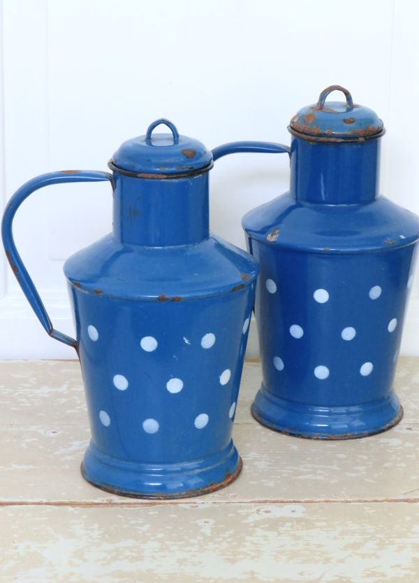 Oude emaille water-/ melkkan “Polkadots blauw”ca. 1950