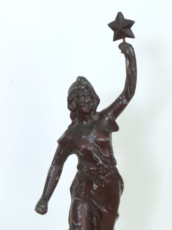 Antiek beeld "La Nuit"