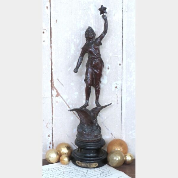 Antiek beeld "La Nuit"