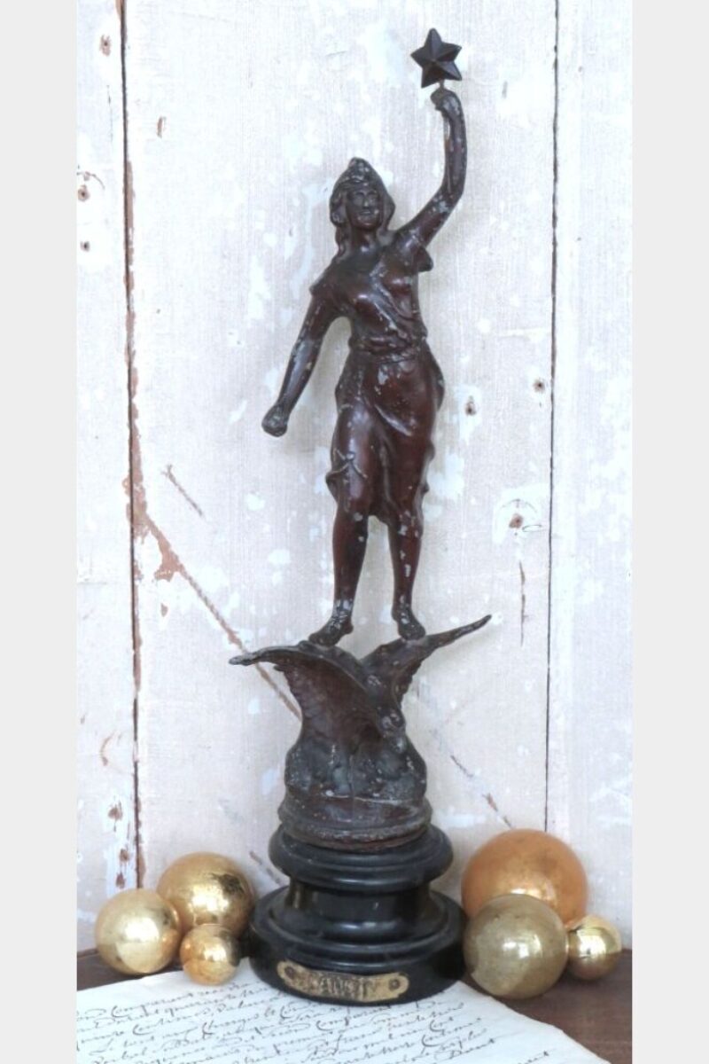 Antiek beeld "La Nuit"