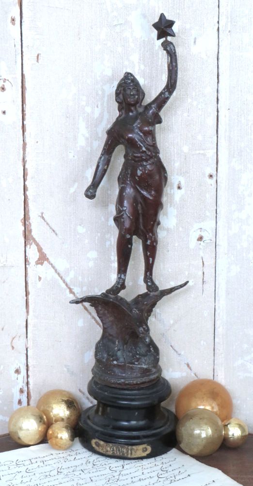 Antiek beeld "La Nuit"