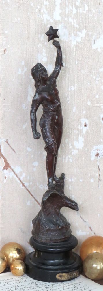 Antiek beeld "La Nuit"