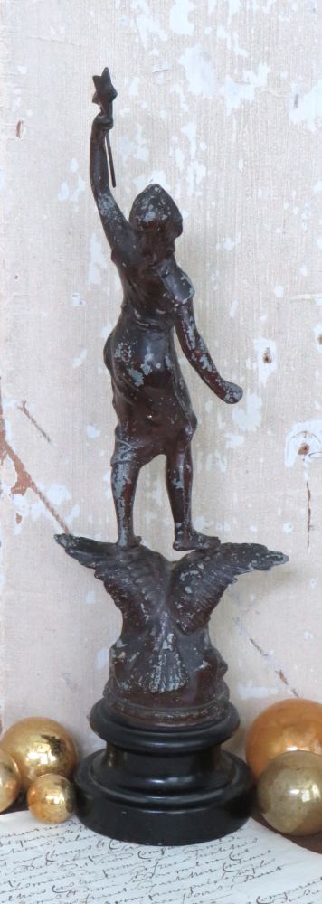 Antiek beeld "La Nuit"