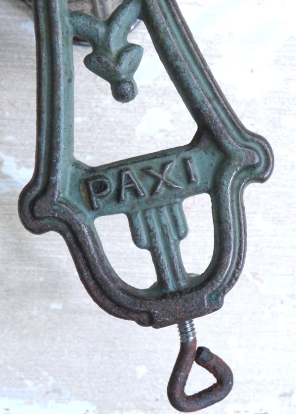 Antieke noten-/ kaasmolen "Paxi No. 6", begin 1900