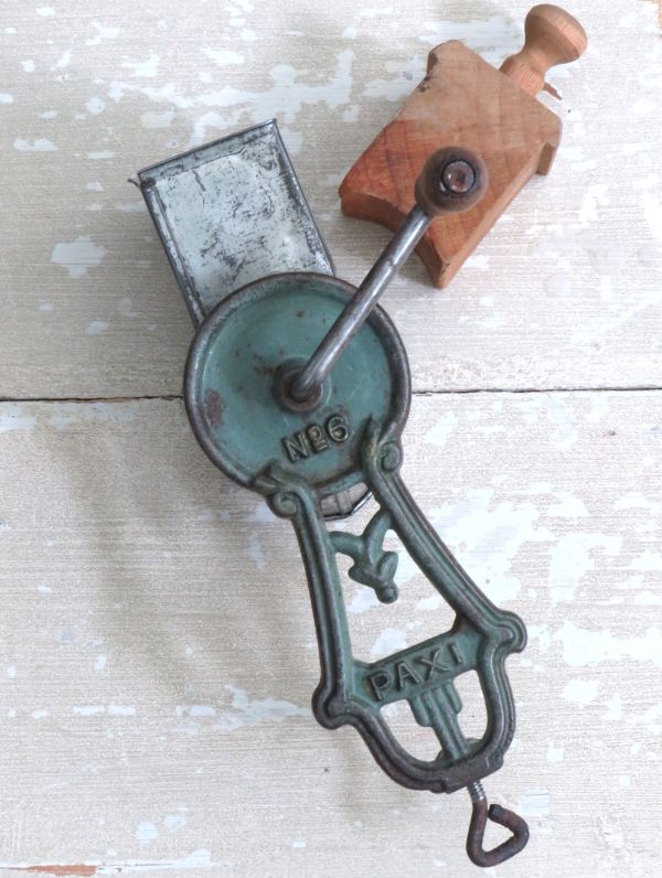 Antieke noten-/ kaasmolen "Paxi No. 6", begin 1900