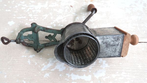 Antieke noten-/ kaasmolen "Paxi No. 6", begin 1900