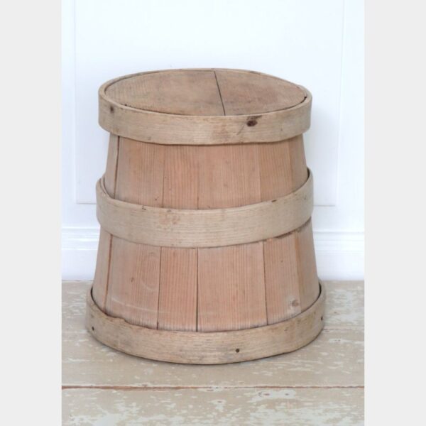Oude houten ton met deksel
