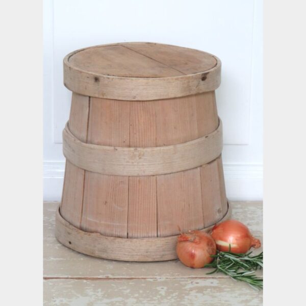 Oude houten ton met deksel
