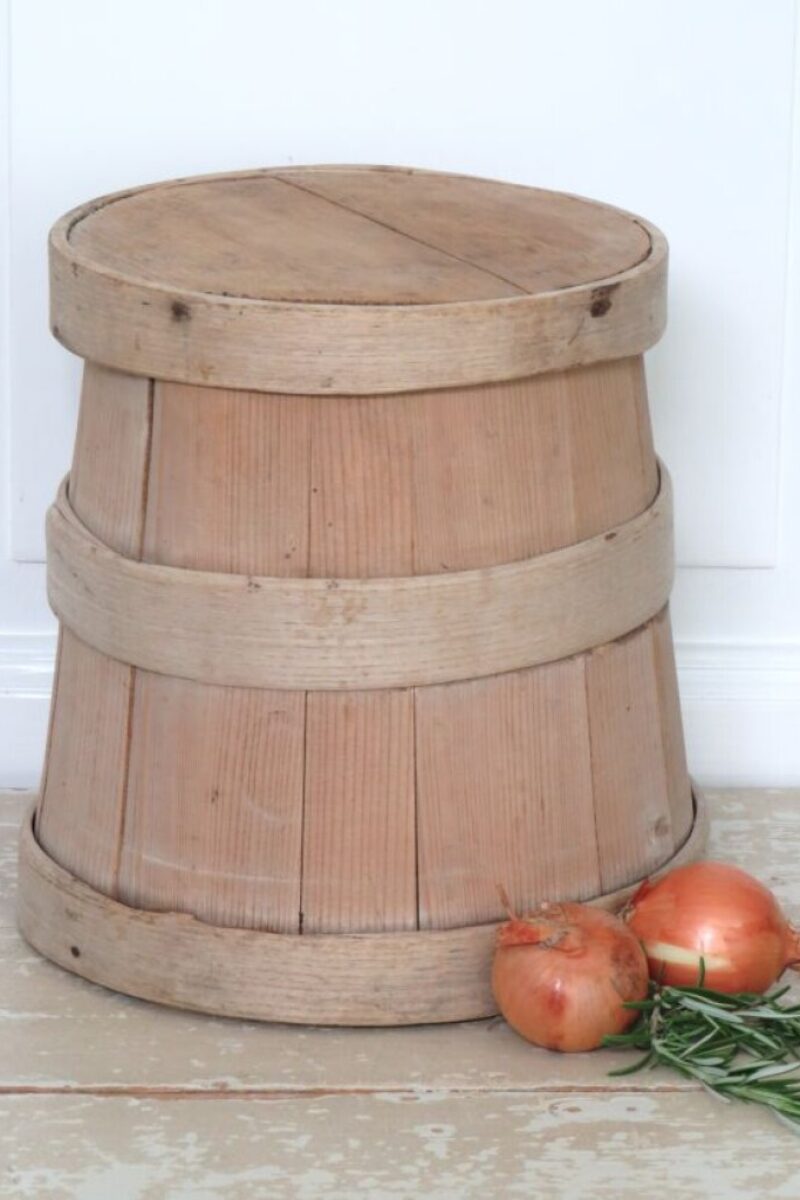 Oude houten ton met deksel