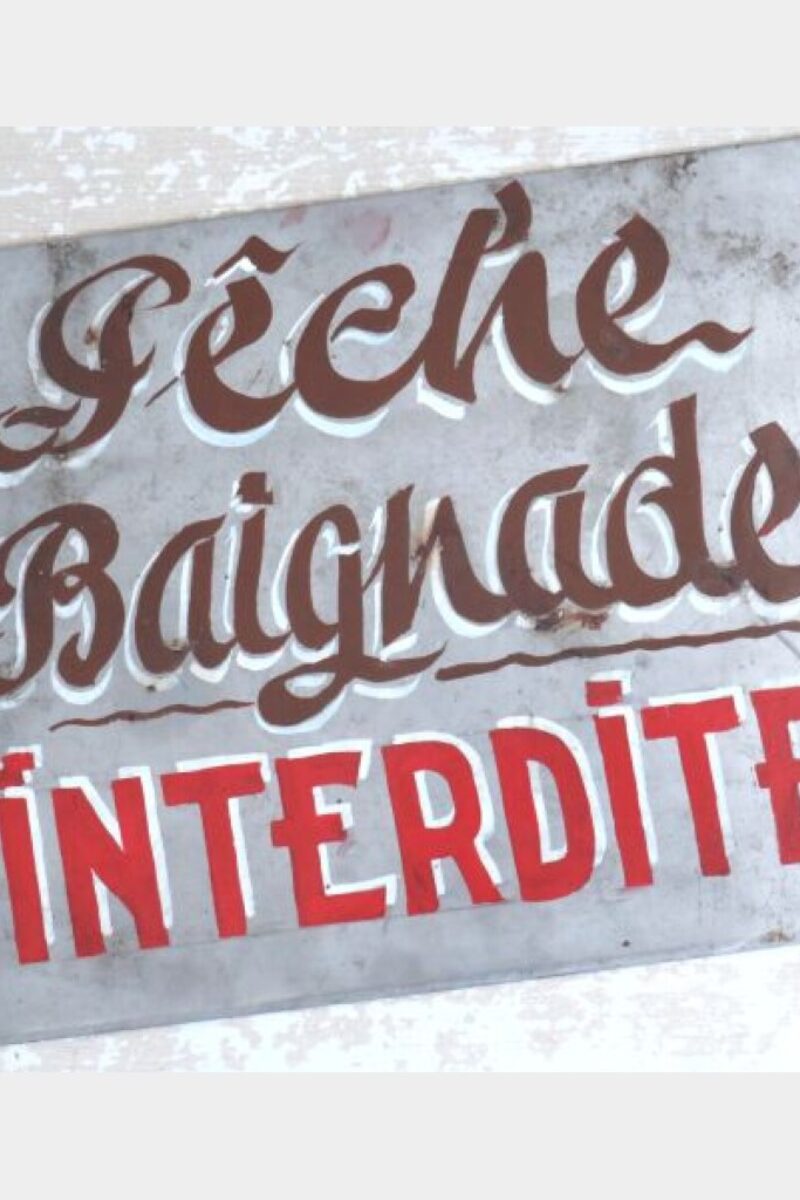 Oud Frans waarschuwingsbord “Pêche Baignade Interdites”