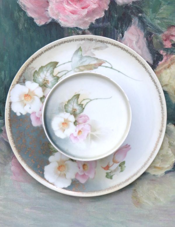 Antieke serveerschaal/ etagère RS "Wilde rozen" 1920