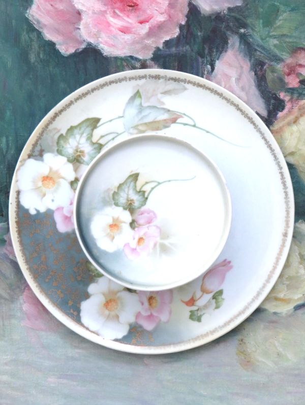 Antieke serveerschaal/ etagère RS "Wilde rozen" 1920