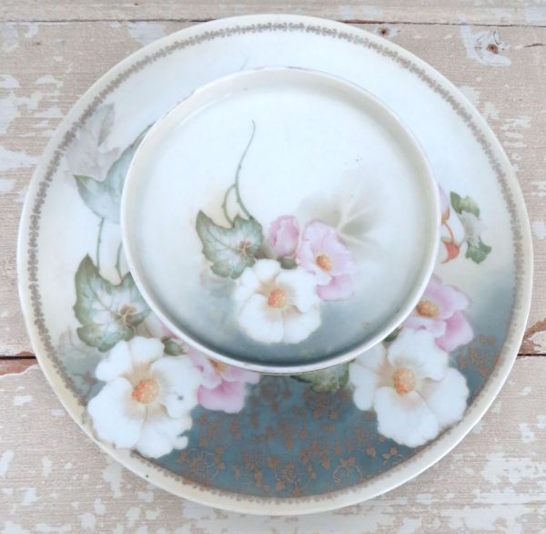 Antieke serveerschaal/ etagère RS "Wilde rozen" 1920