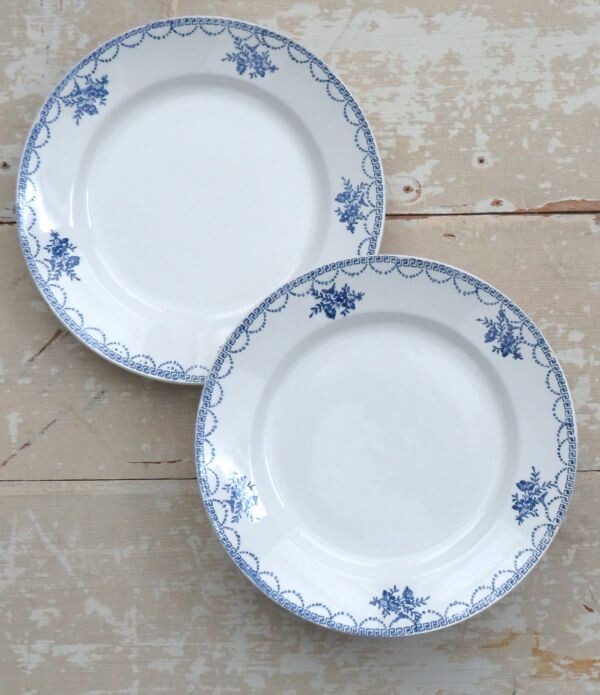 Set (2) Franse borden Saint Amand met bloemmotief*