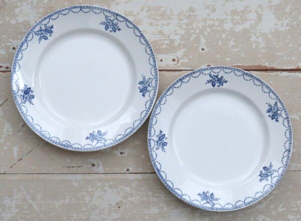 Set (2) Franse borden Saint Amand met bloemmotief*