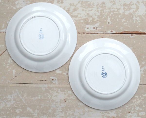 Set (2) Franse borden Saint Amand met bloemmotief*