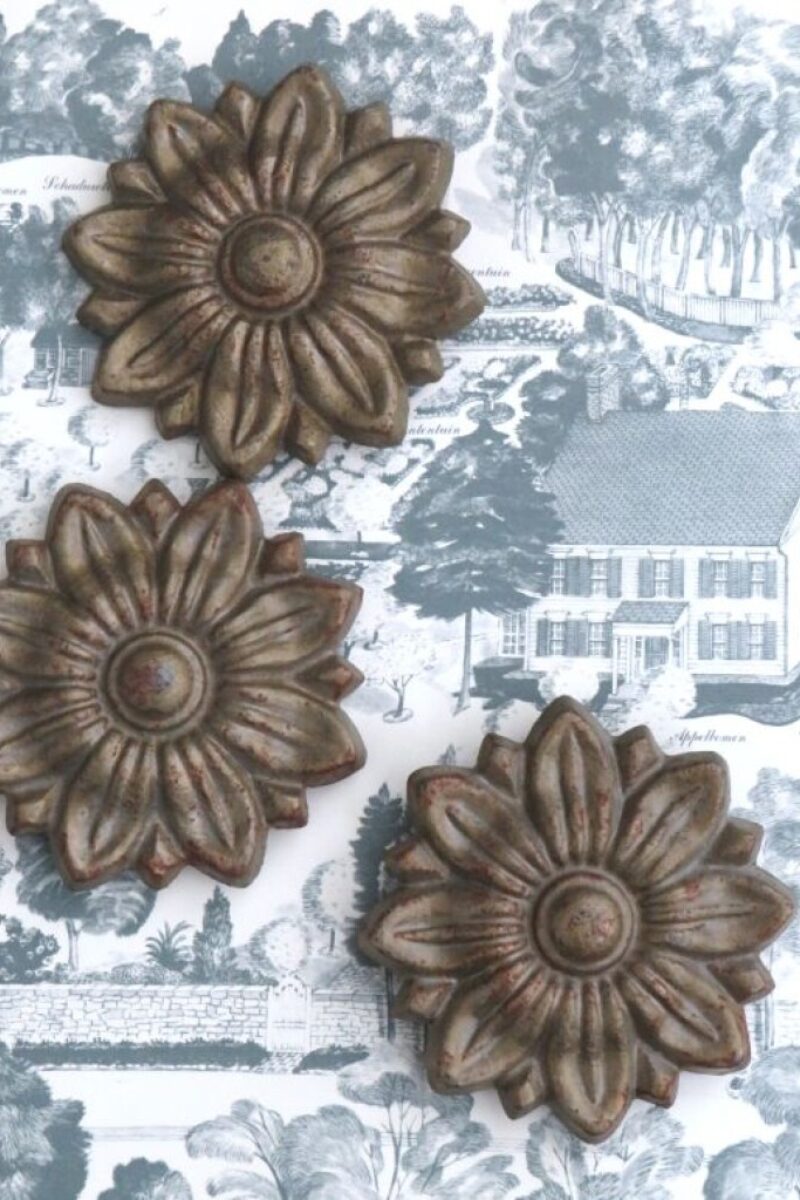 Antieke Franse bronzen bloemrozetten