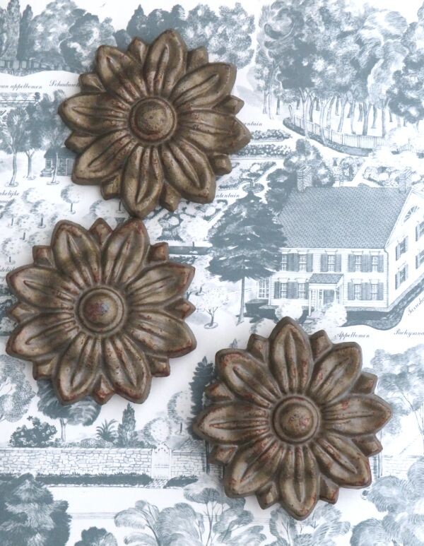 Antieke Franse bronzen bloemrozetten