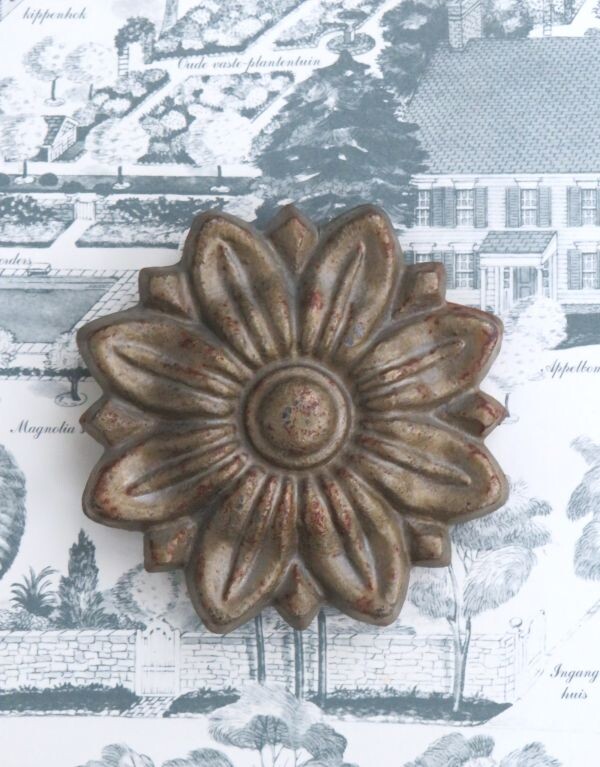 Antieke Franse bronzen bloemrozetten