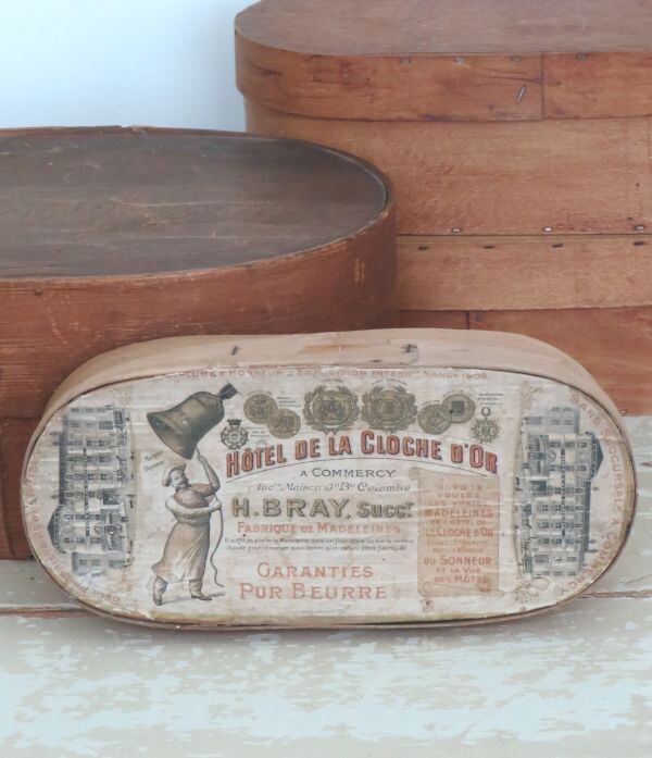 Antieke spanen doos Madeleines "Hôtel de la Cloche d'Or" 1910/1920