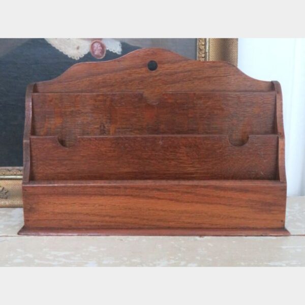 Oude houten postbak/ brievenhouder