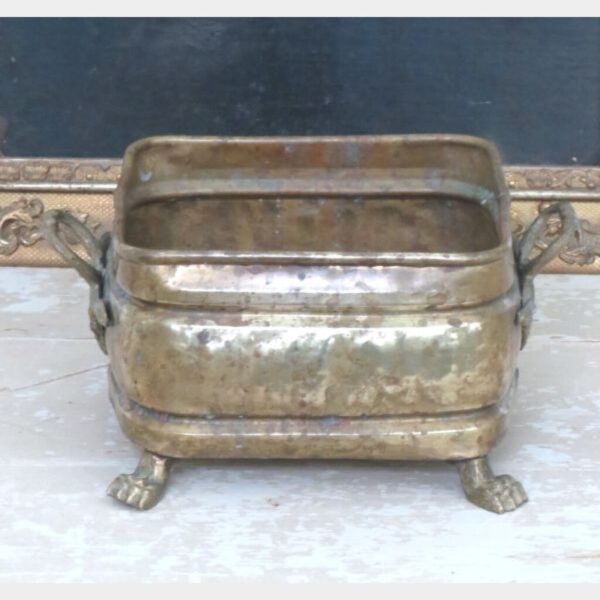 Oude messing cachepot met leeuwenpootjes